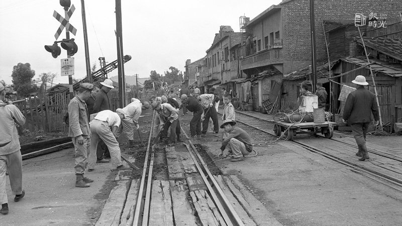 萬華新店鐵路，廿六日拆除情形。日期：1965-03-26。來源：聯合報。攝影：陳明輝